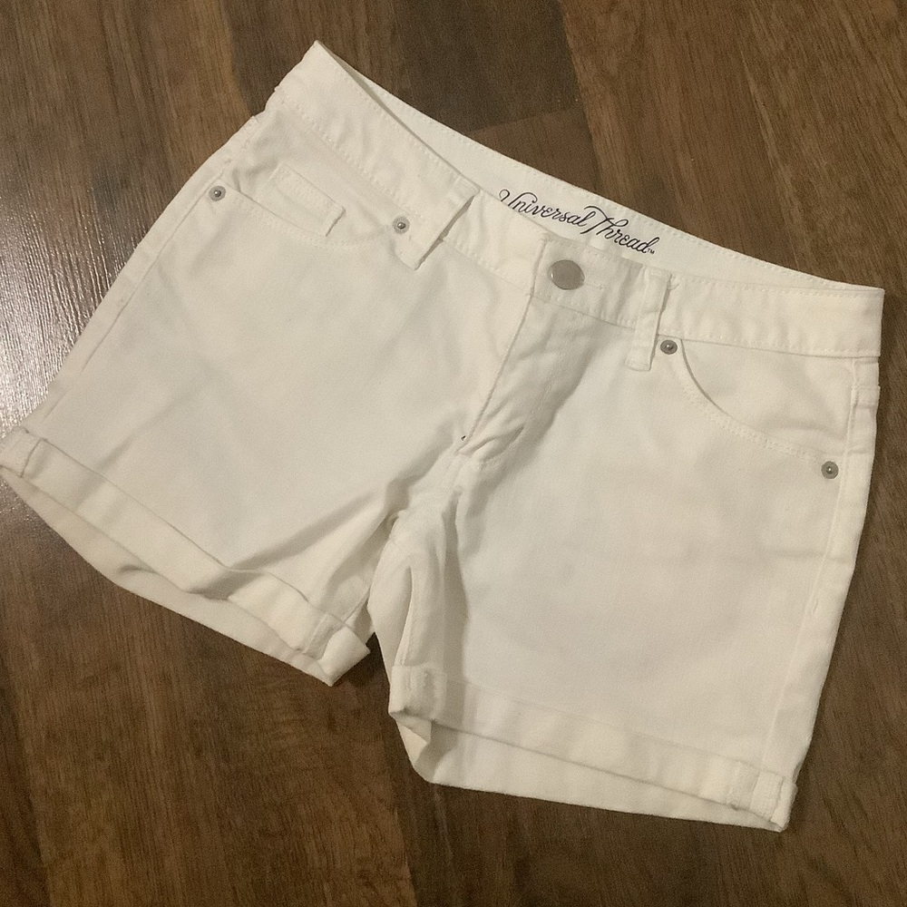 NWOT UNIVERSAL THREAD Women’s White Mid Rise Midi Jean Shorts